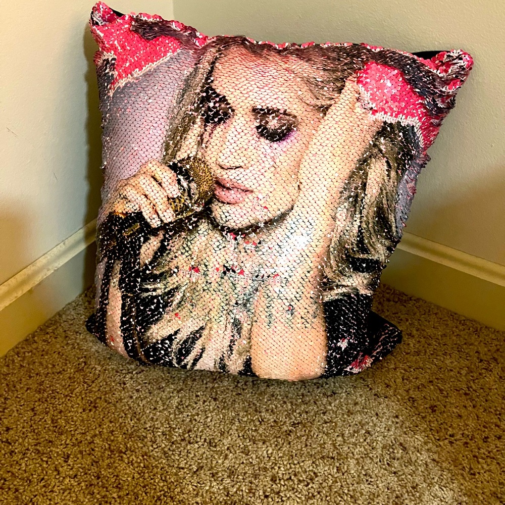 NWOT Carrie Underwood Sequin Pillow🪩✨